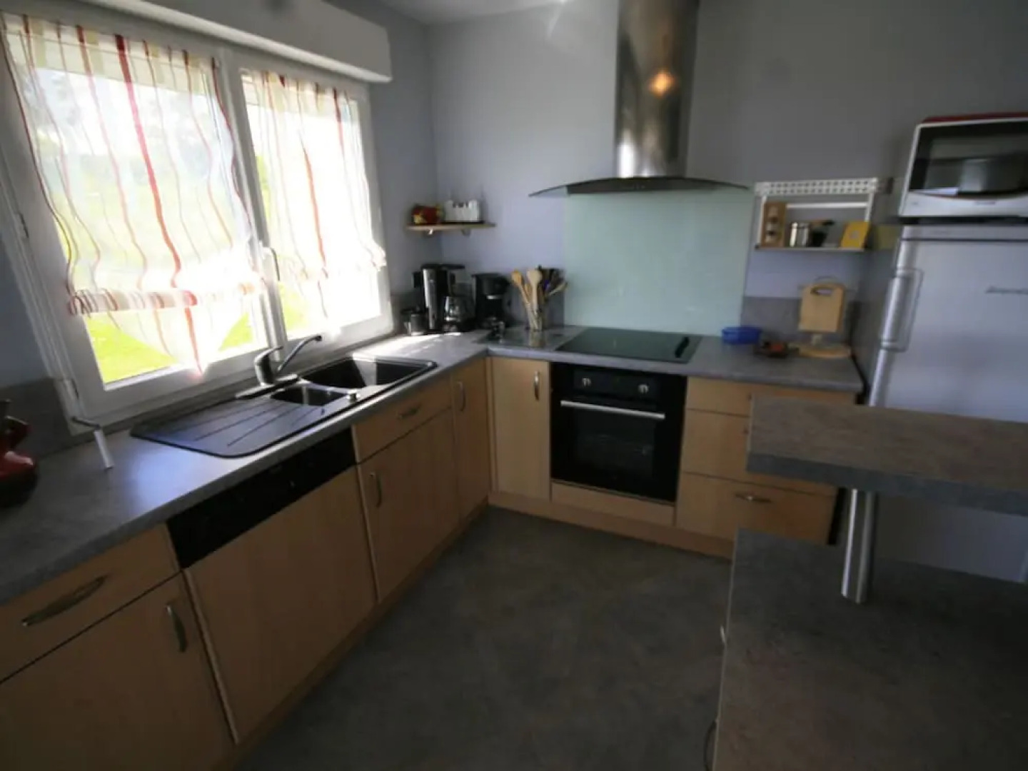 Beautiful villa by the sea with a large garden, jacuzzi, sauna and steam room.