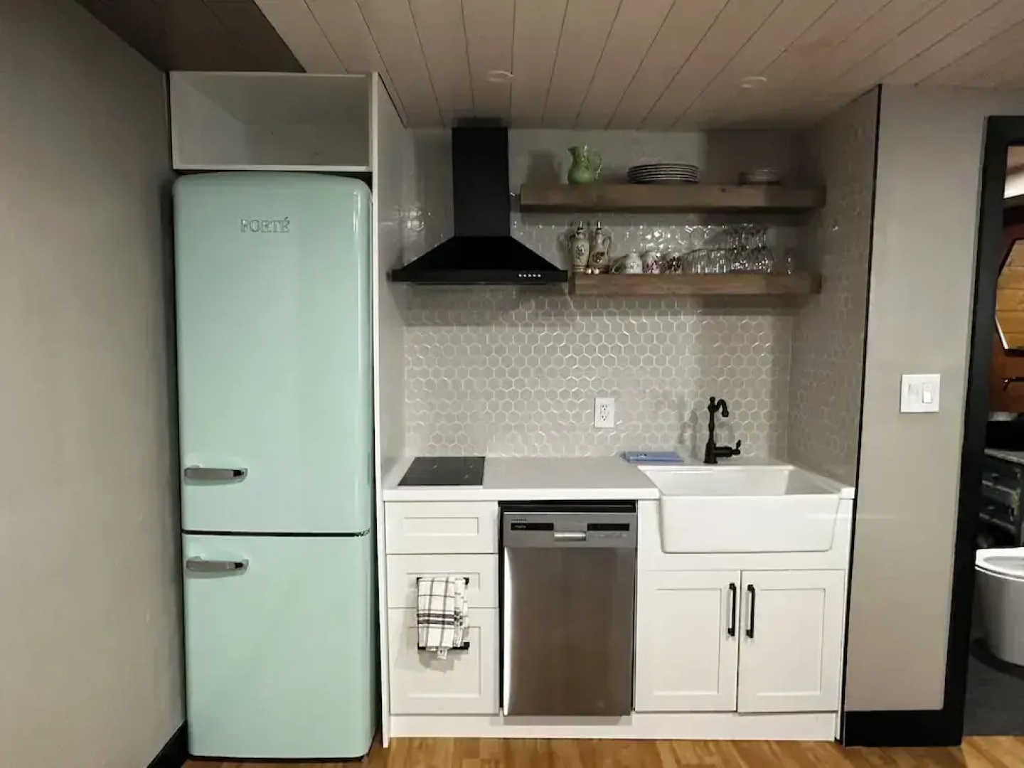 Beamsville Rustic Modern Suites