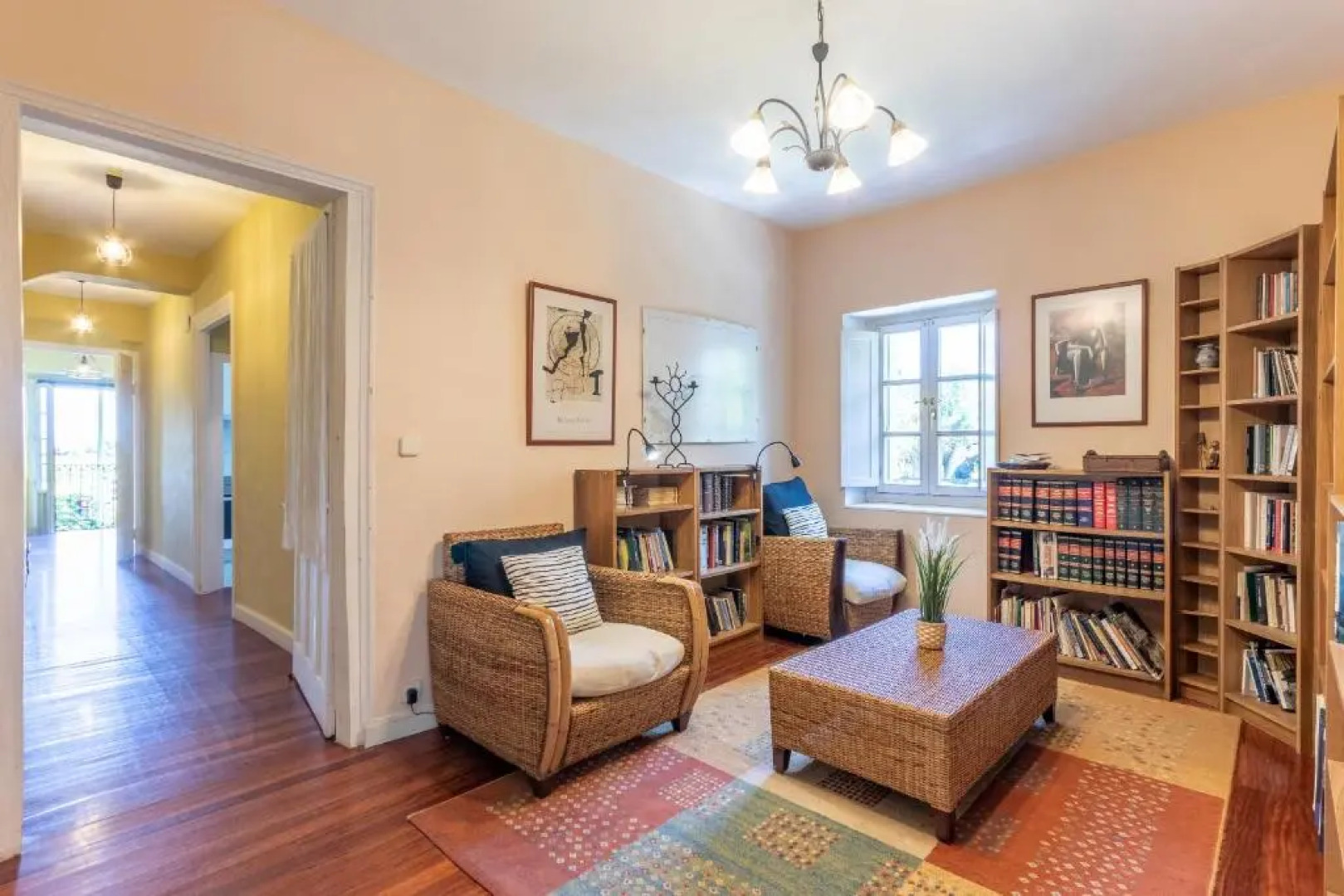 Antigua casa de escritor junto a la playa