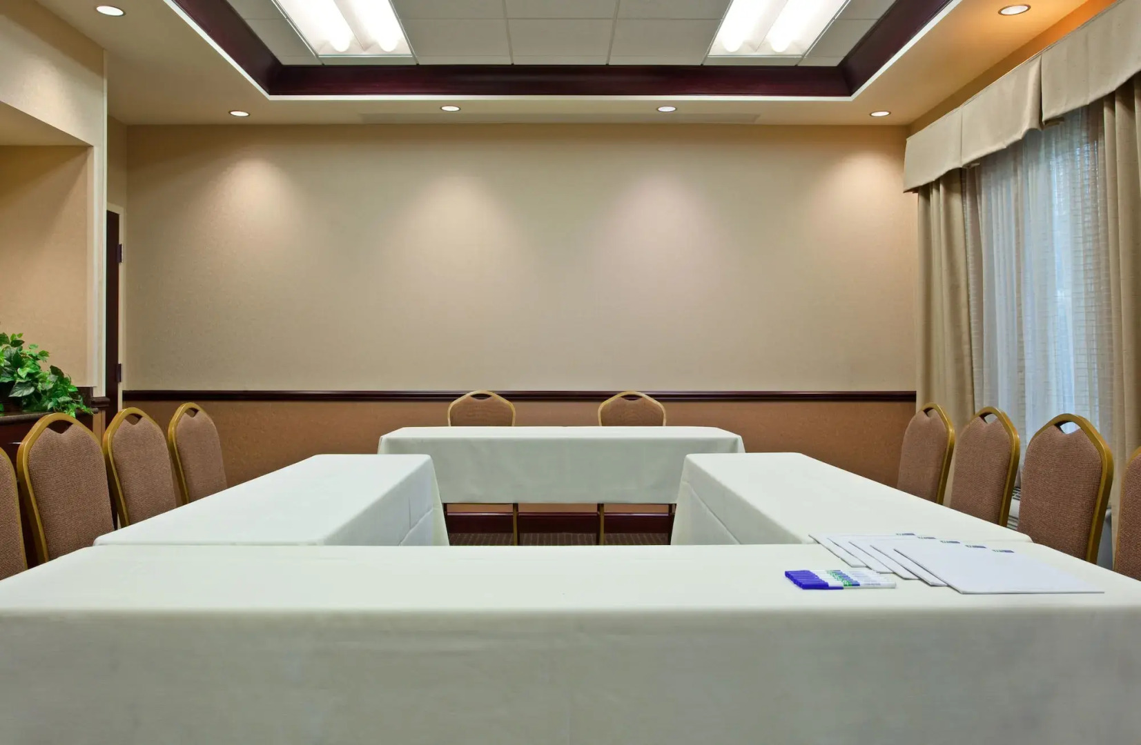 Holiday Inn Express & Suites Chicago West - O'Hare Arpt Area by IHG