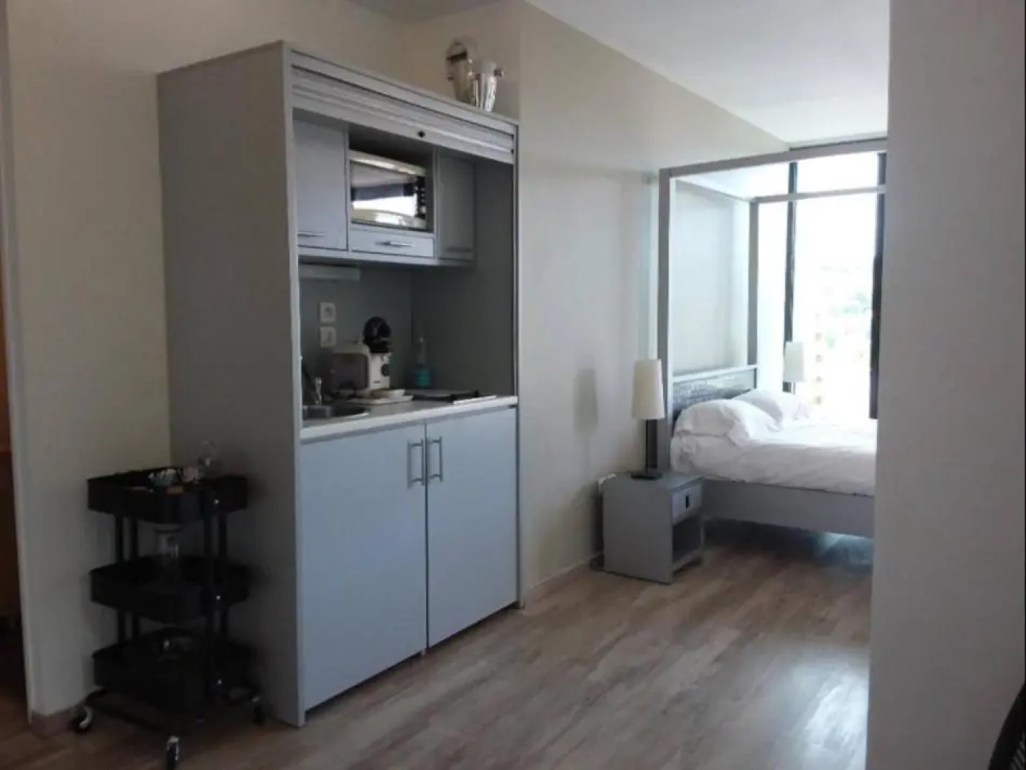 grand studio terrasse de standing vue mer et village