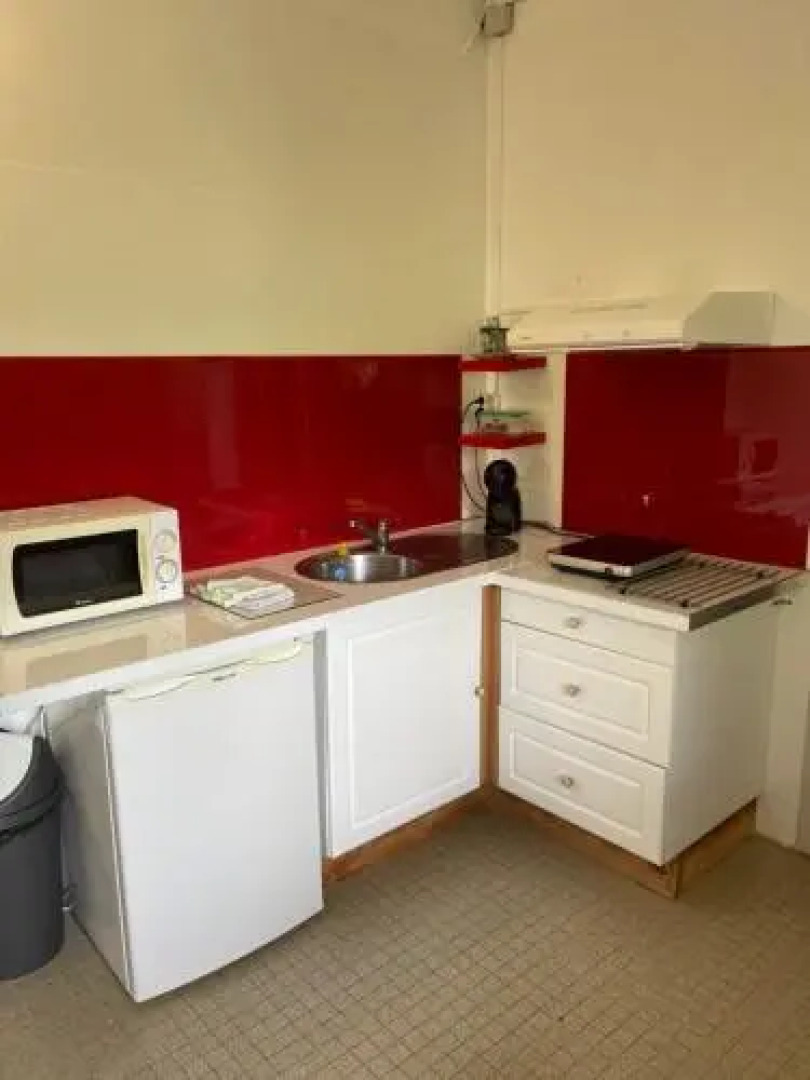 La Colline Bed & Table