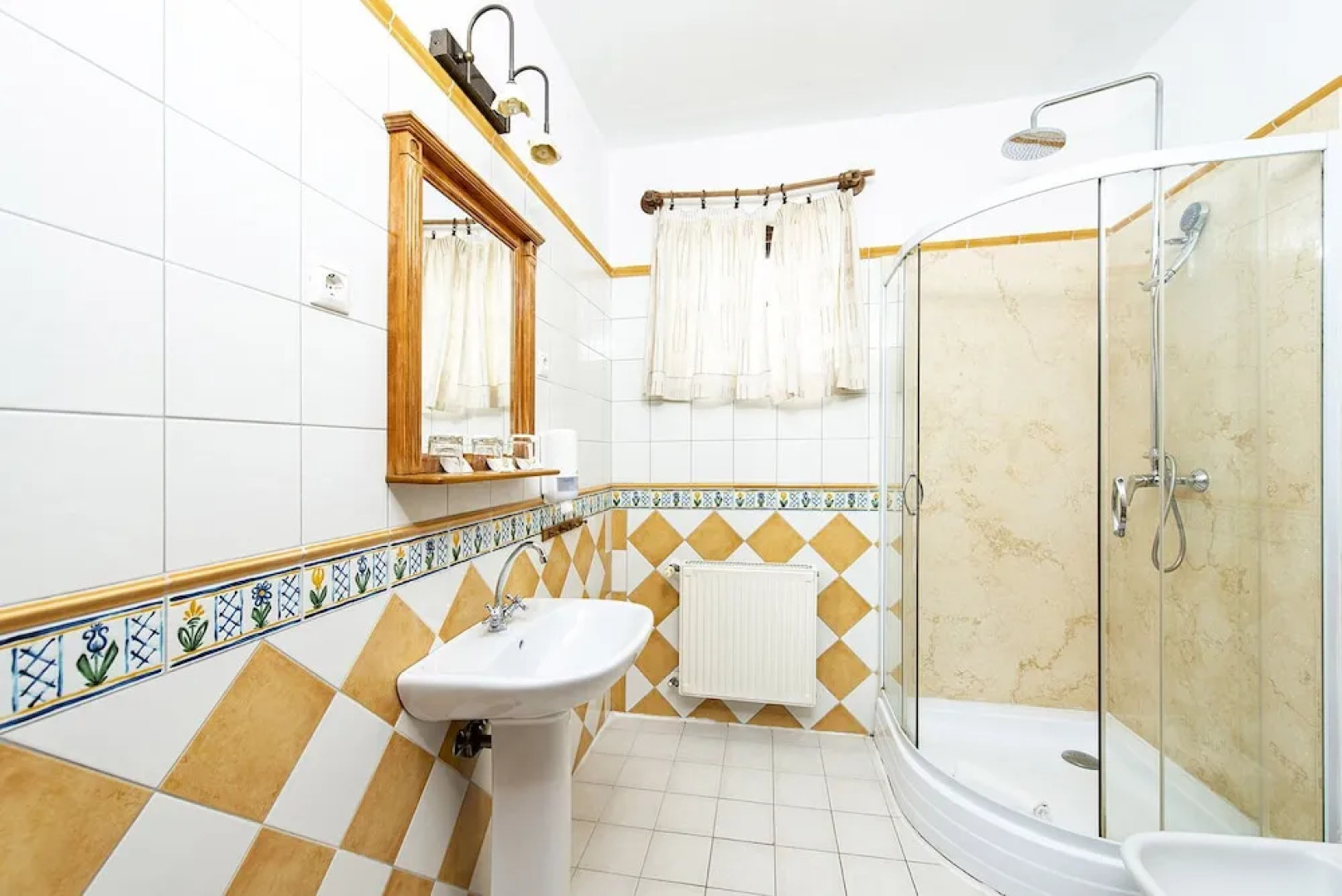 Gastland M1 Hotel & Conference Center