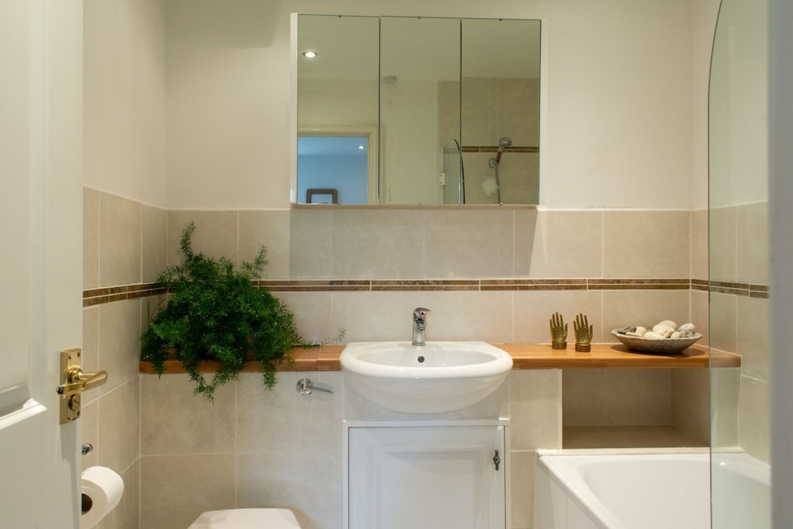 Cosy Lock House 15min Warner Bros Studio