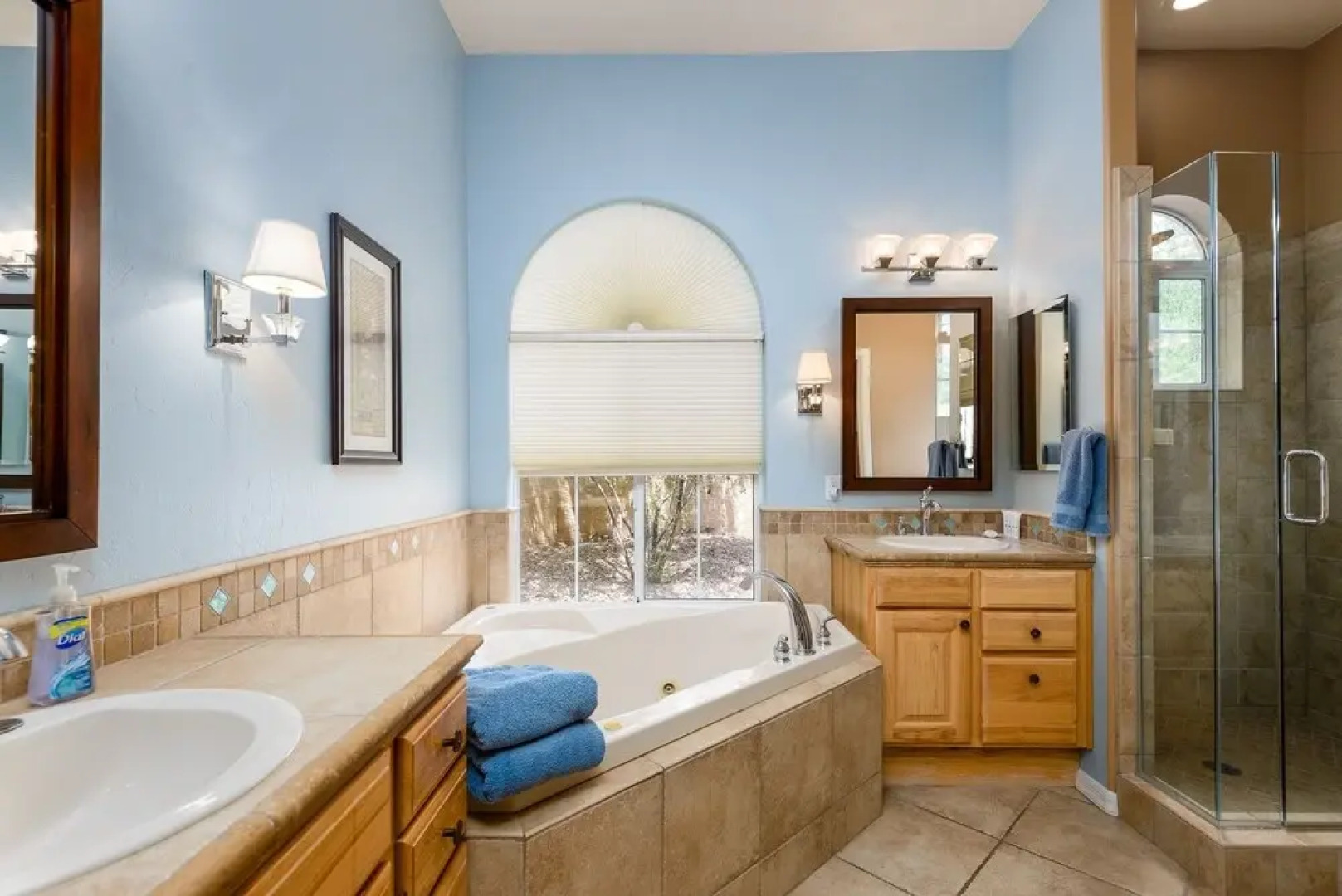 Casa Dynamite 4 Bedroom Home by RedAwning