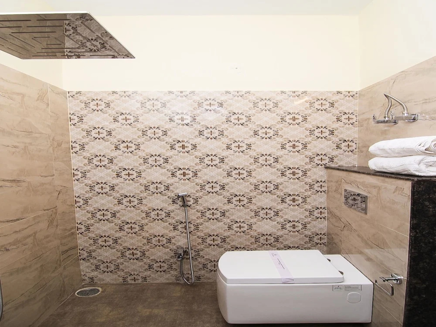 OYO 14886 Hotel Royal Paradise