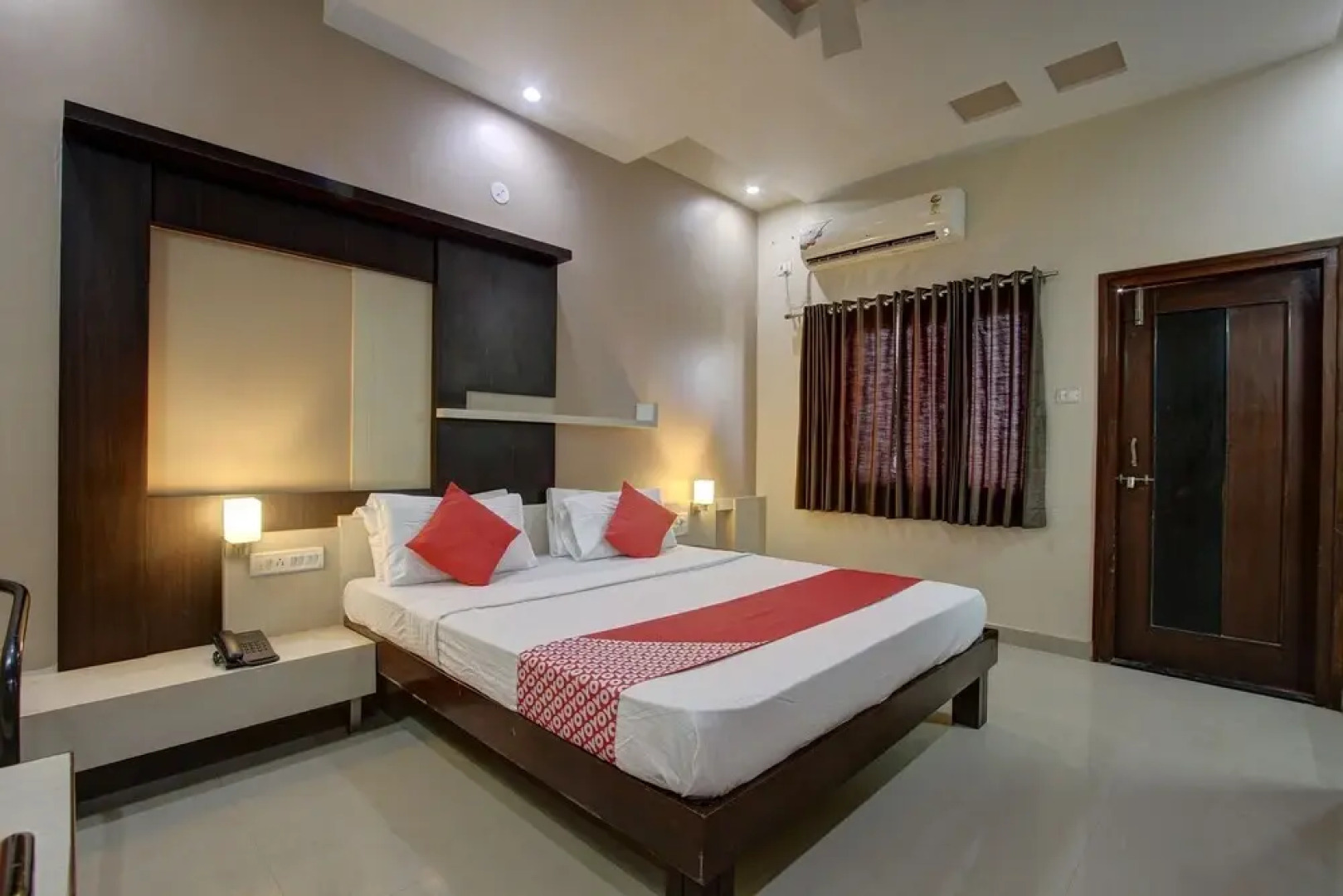 OYO 36620 Hotel Pleasant Stays