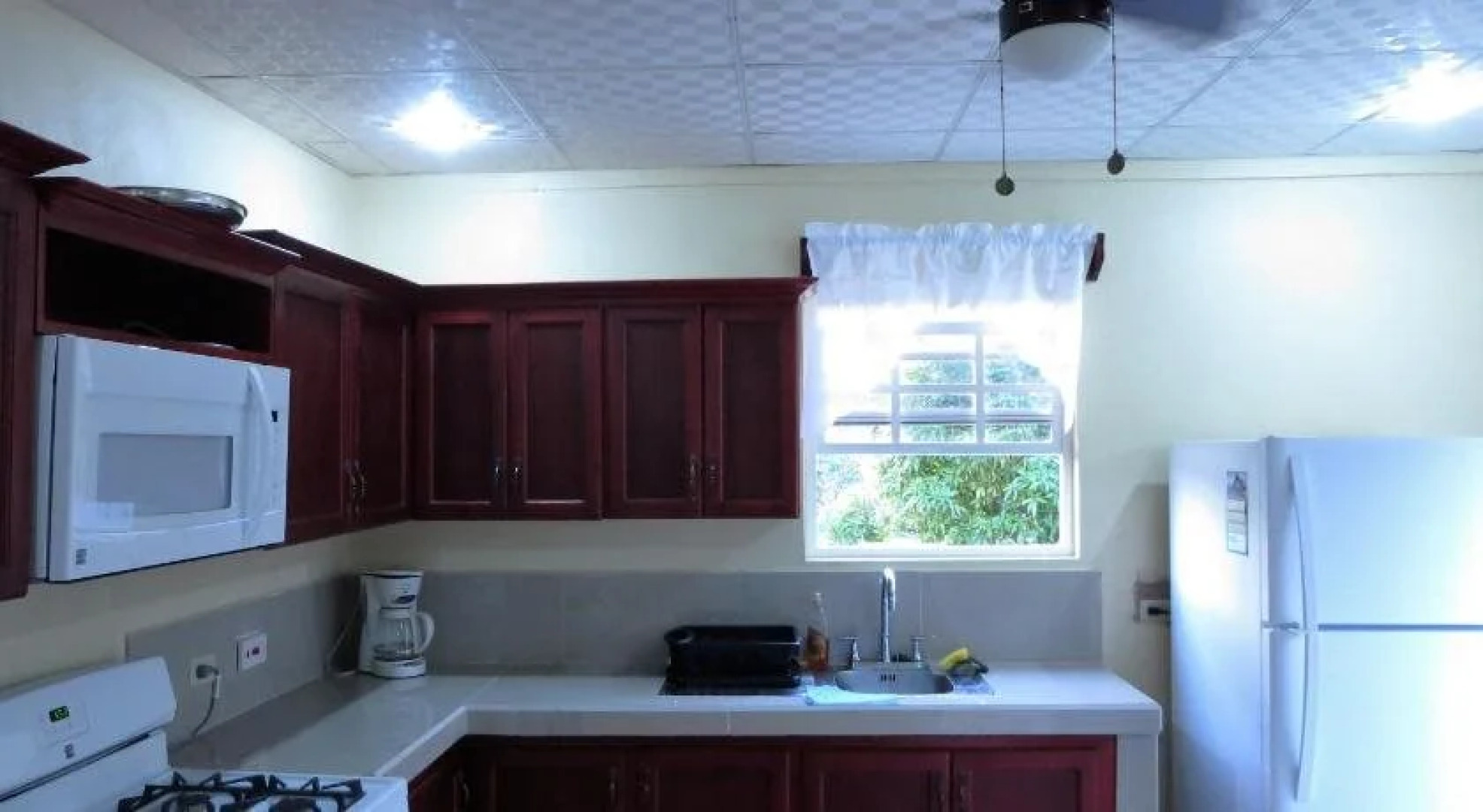 J&G's Tropical Apartments