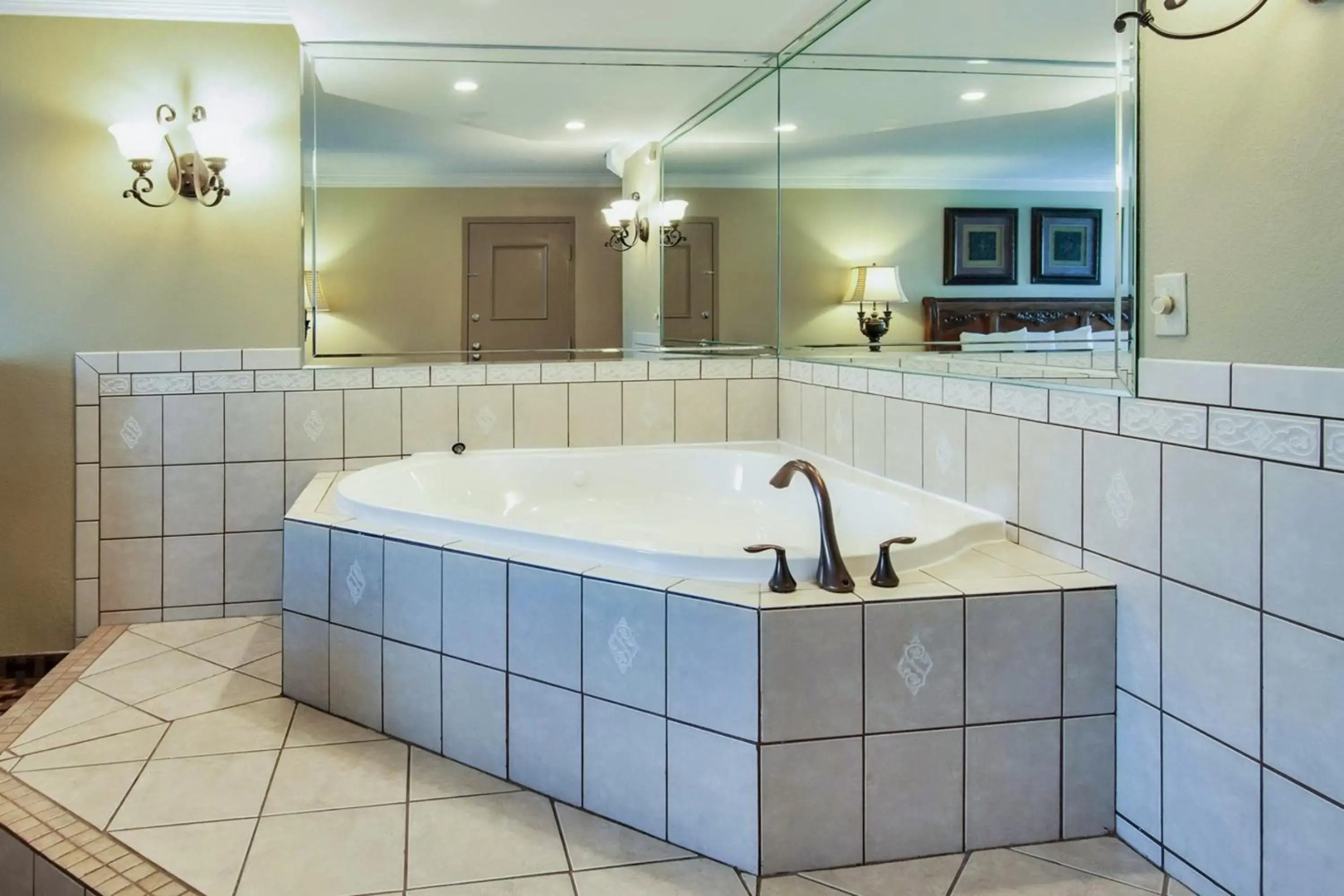 Days Inn & Suites by Wyndham Johnson City