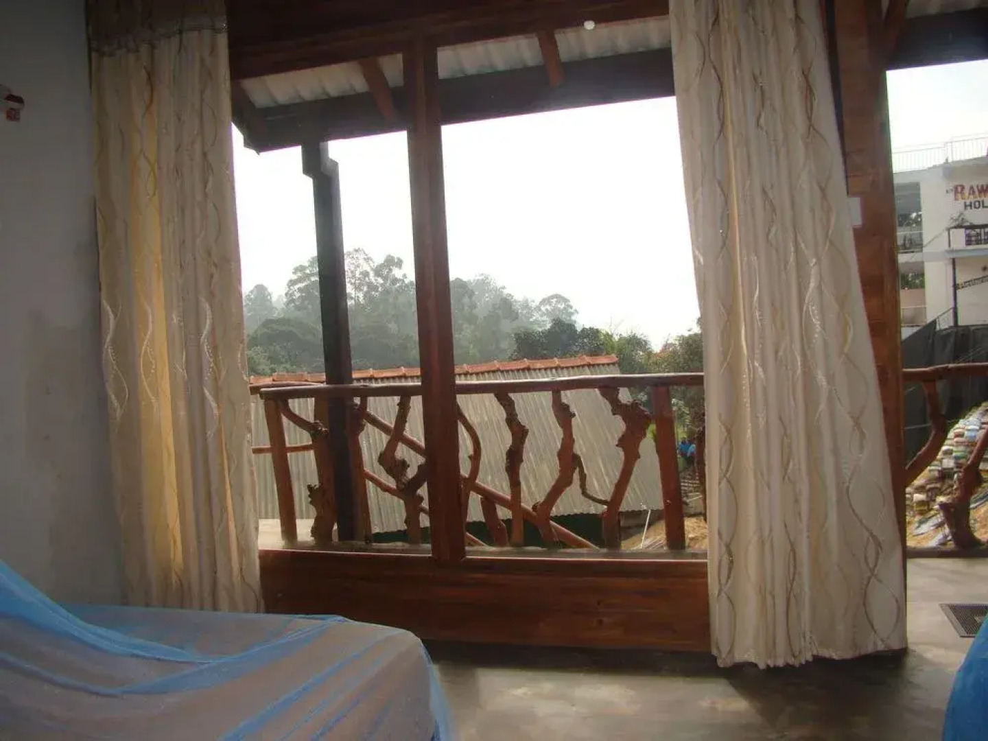 Yoho Okan Rock Wooden Cabana