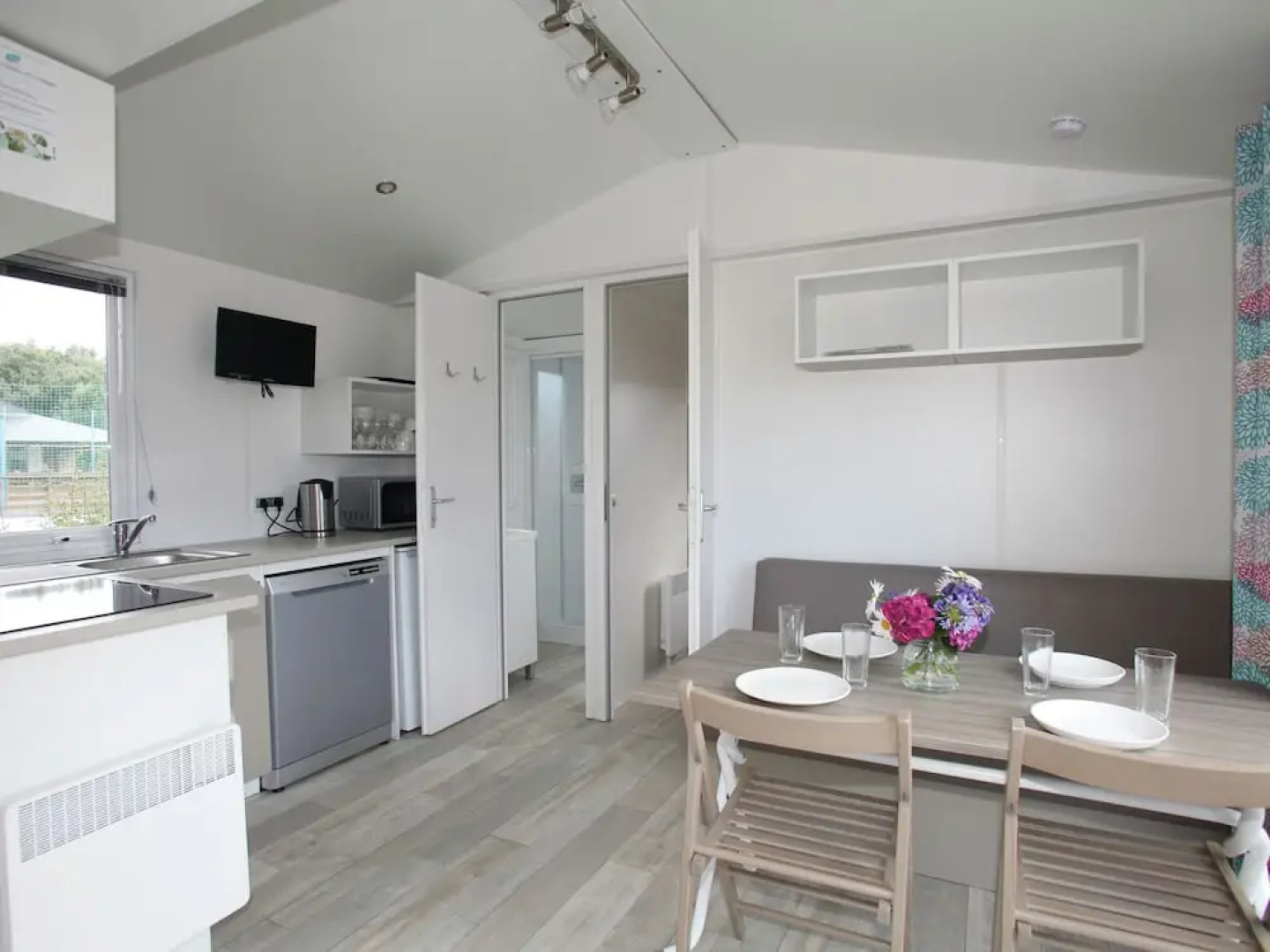 Well-kept chalet with a terrace at 800 m. from the beach