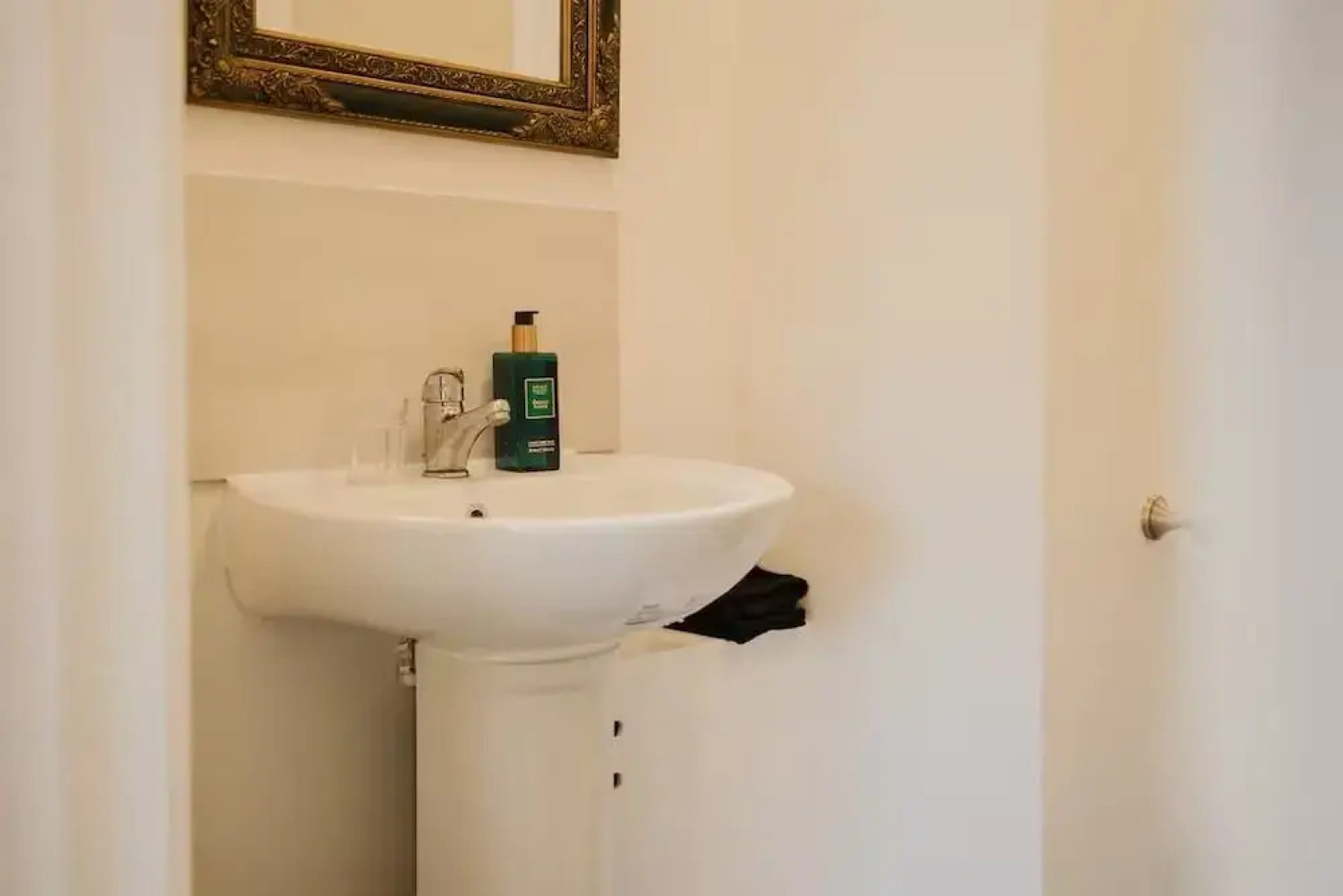 Idyllic Foodie Retreat above Silks Pub