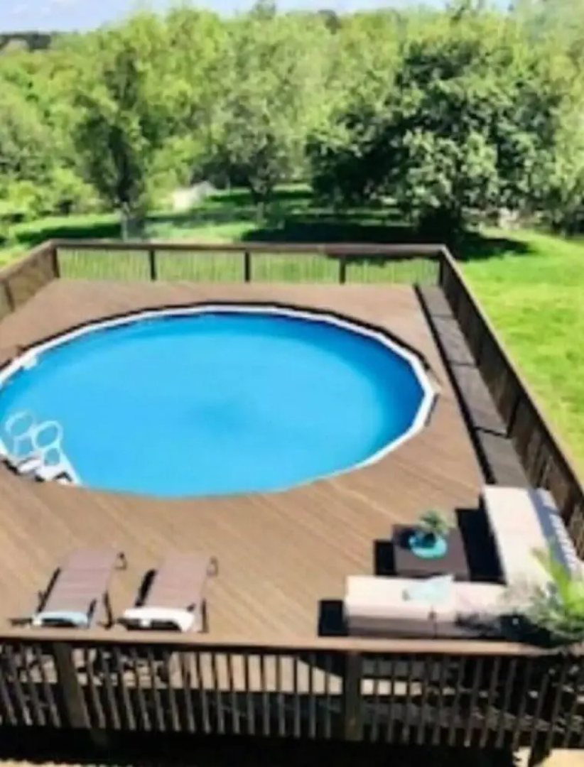 4BR Chalet with Seasonal Pool Hot Tub