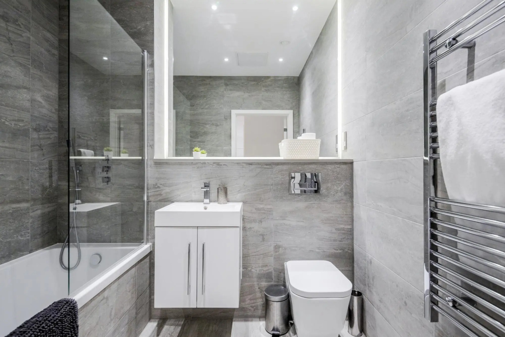 2 Bedroom Top Floor Grosvenor's Luxury Apartment - 5 mins Walk to the Station, Free WiFi