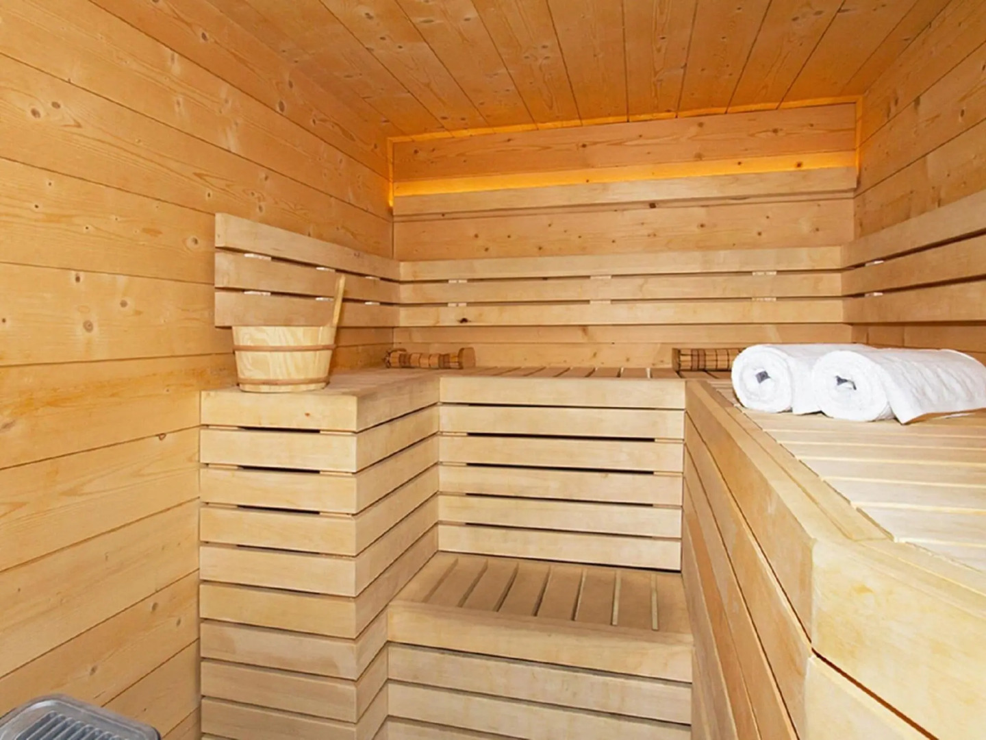 Delightful 14-person chalet with sauna and pool in Les Deux Alpes