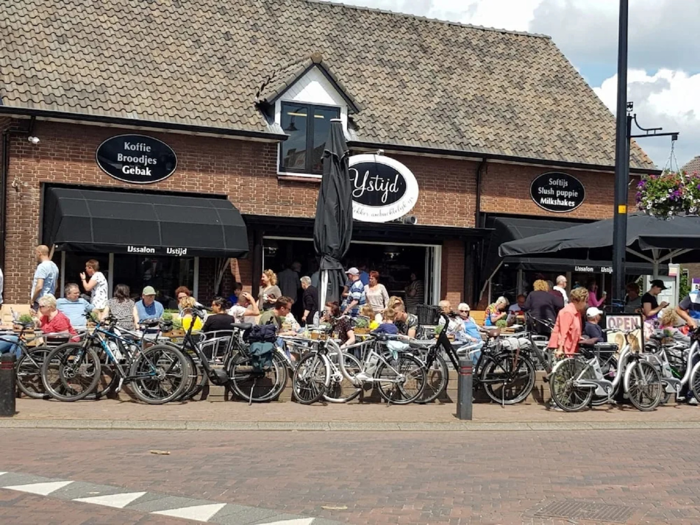 Spacious Chalet With Enclosed Garden in Small-scale Holiday Resort Adjacent to Forest