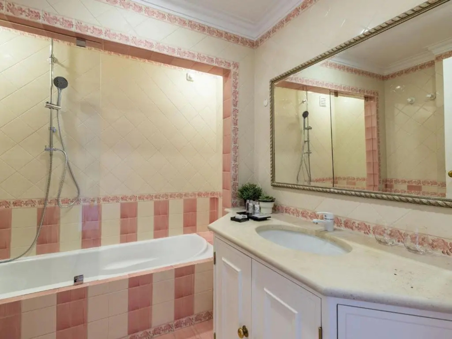 Estoril Luxury Suites & Spa