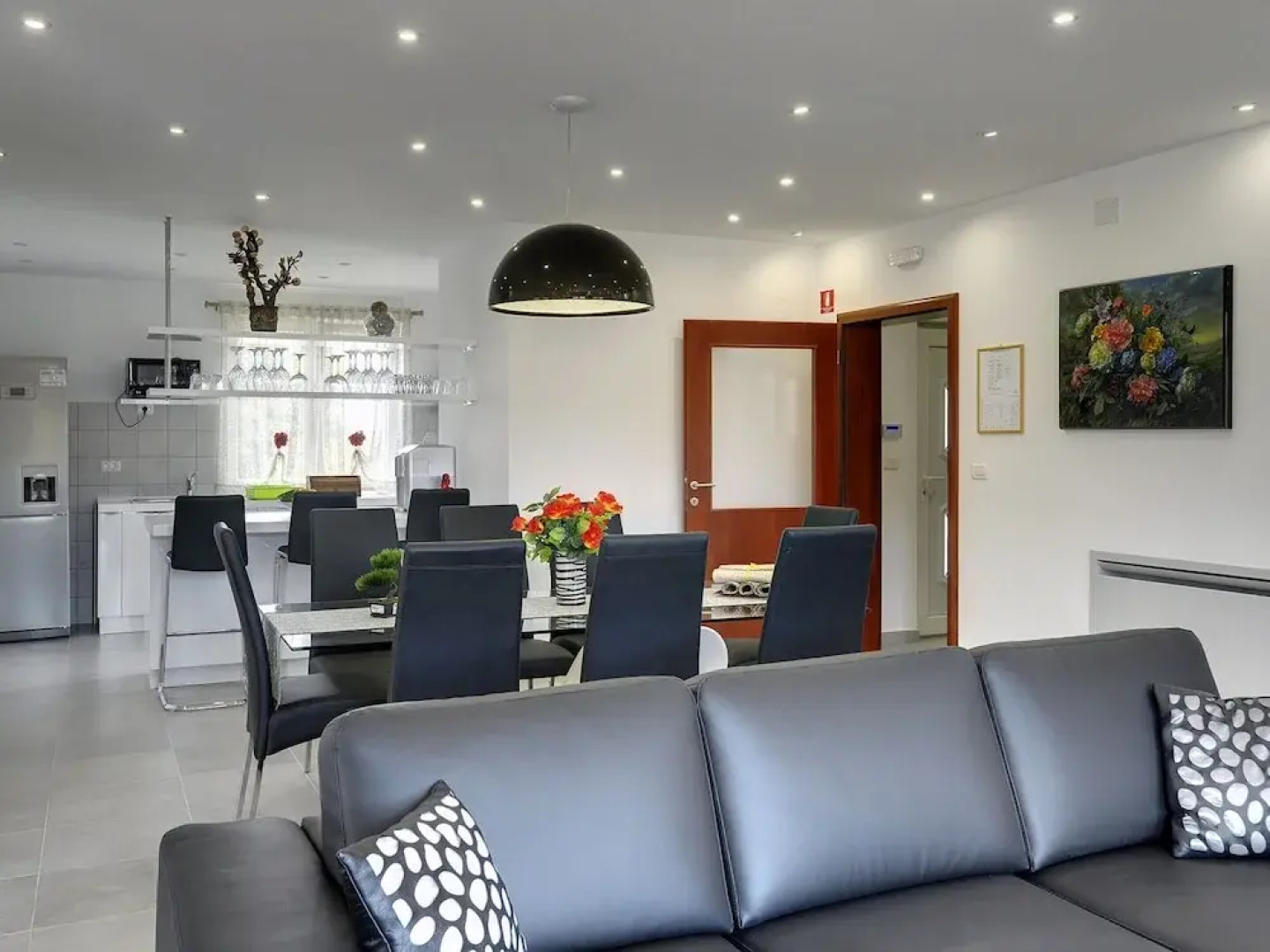 Modern Holiday Home With Pool in Bratulici