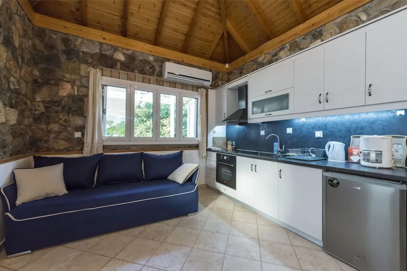 Home Love Stone House by the Pool Near the sea