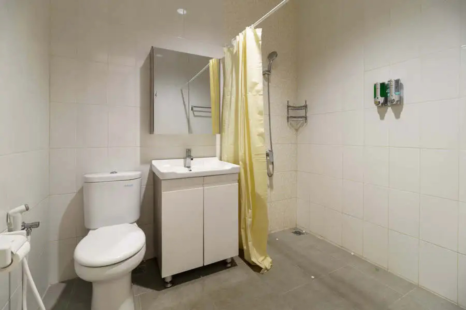 RedDoorz Plus near Exit Toll Puncak 2