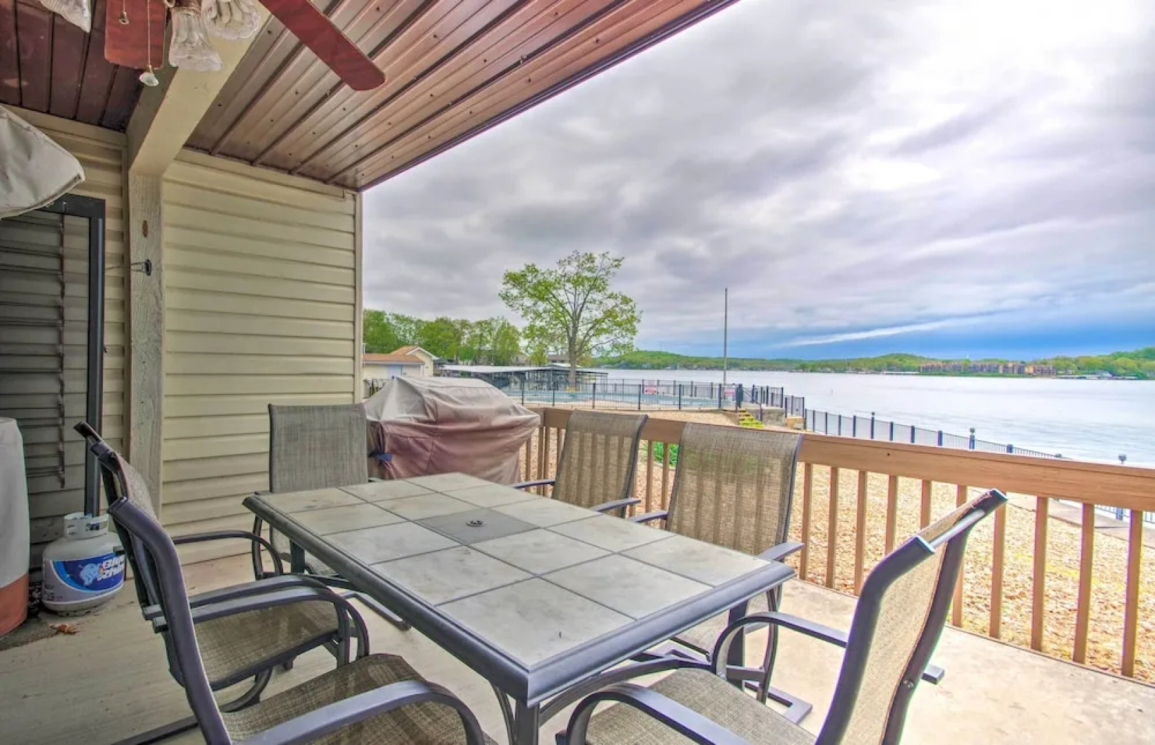 Pool Days & Water Fun Await: Lake Ozark Escape!