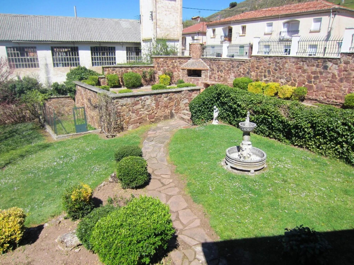House With 4 Bedrooms in Pradoluengo, With Wonderful Mountain View and Enclosed Garden