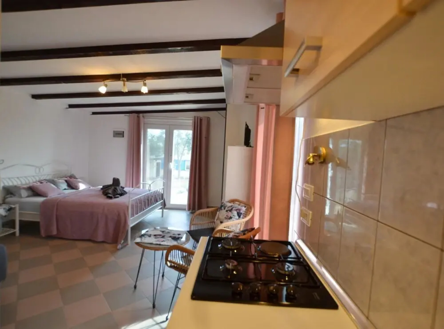 Golden and Green Acres Holiday Home With Pool and Sauna