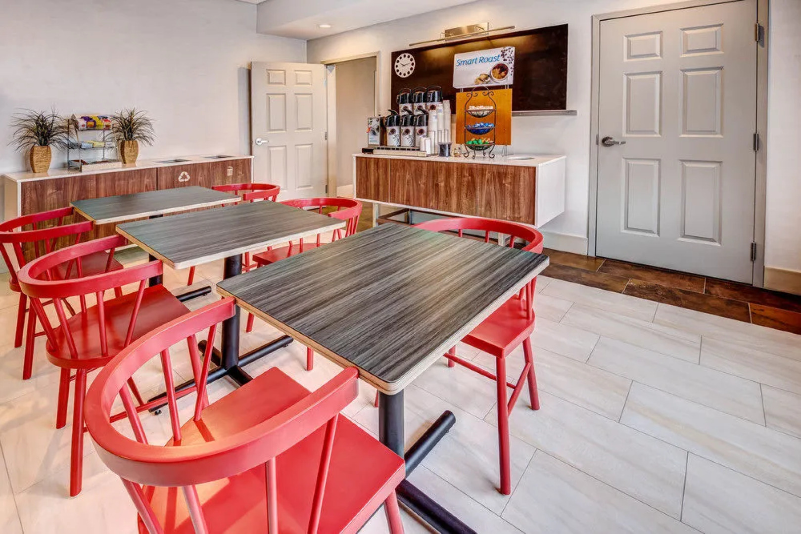 Holiday Inn Express & Suites Woodbridge