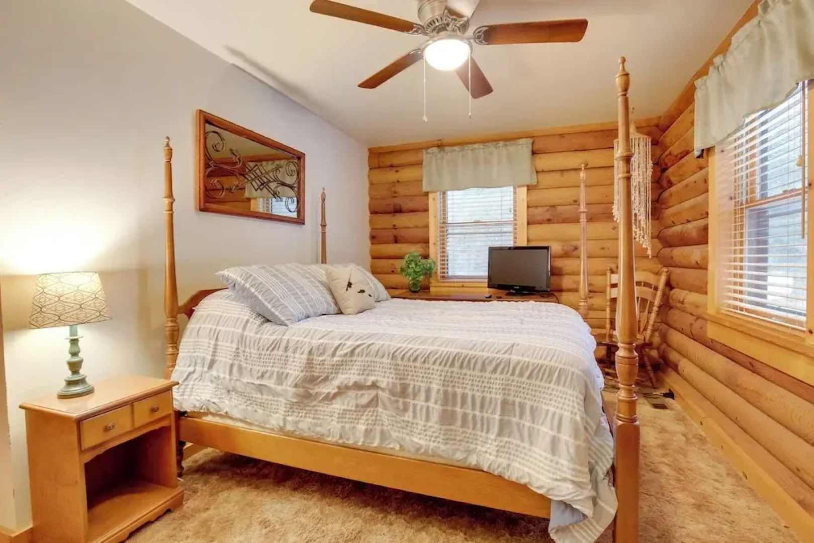 Family Gem Near the Chain of Lakes in Eagle River!