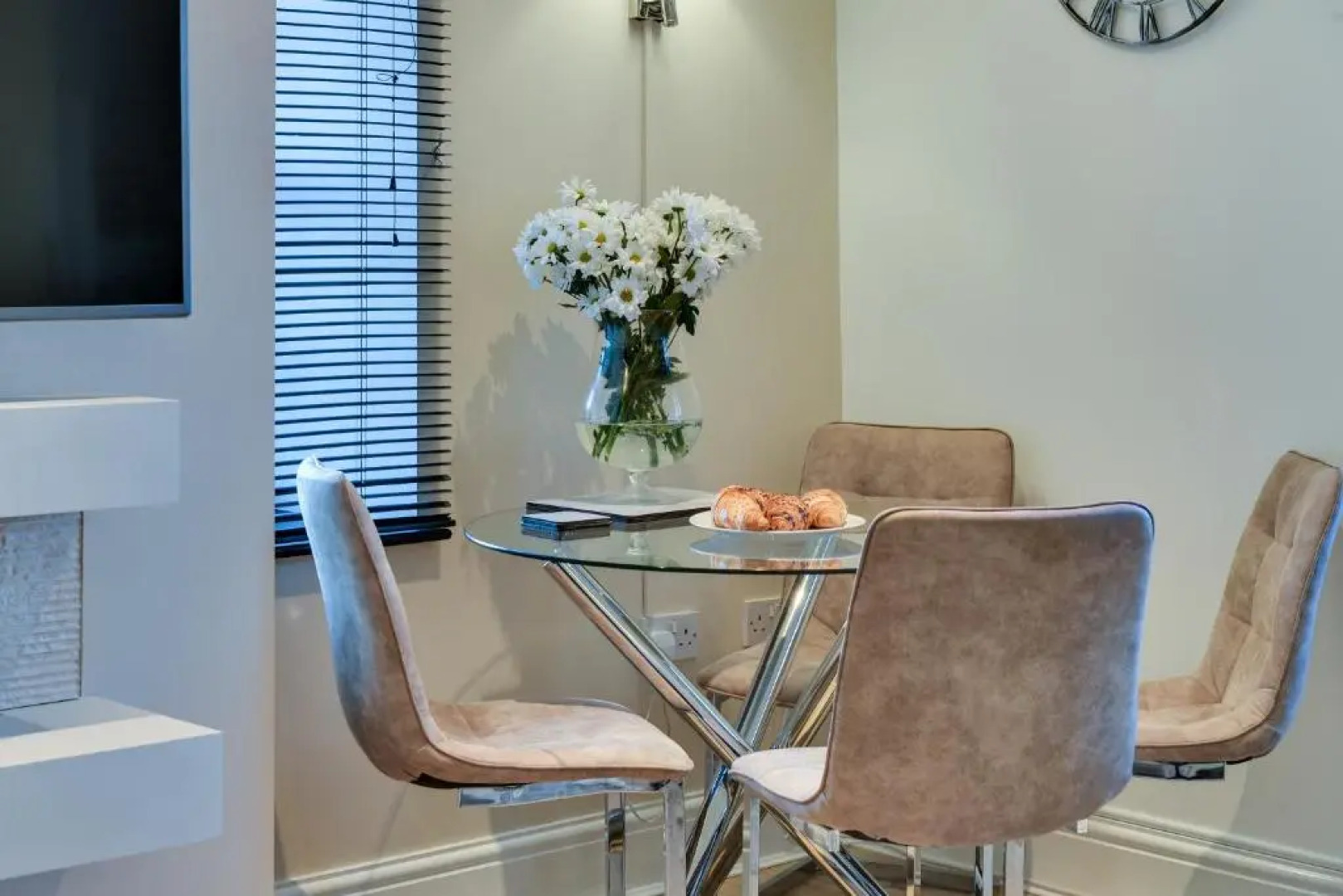 Wigan Central I 1 & 2 Bed Executive Apartments I Family Rooms I Private Balcony I Free Parking