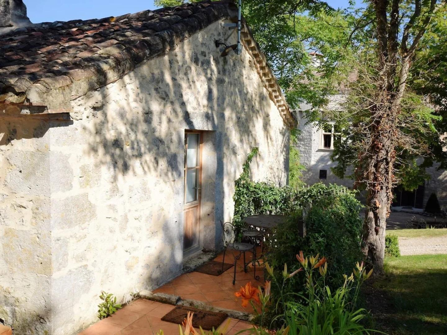 Rustic Castle in Bon-Encontre with Terrace