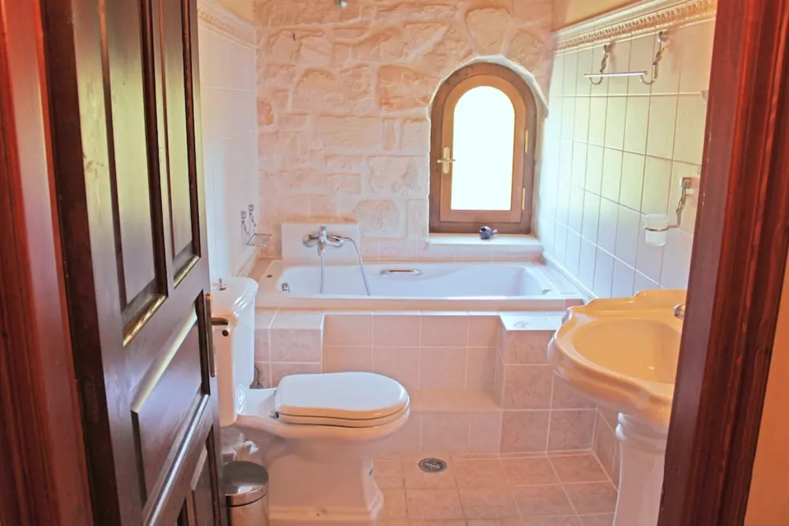 The Vivian - Luxury Stone Villa