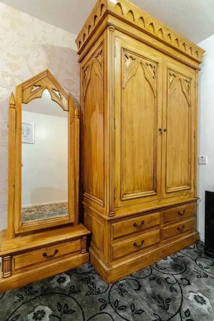 Smethwick - House - Sleeps 8 - Parking