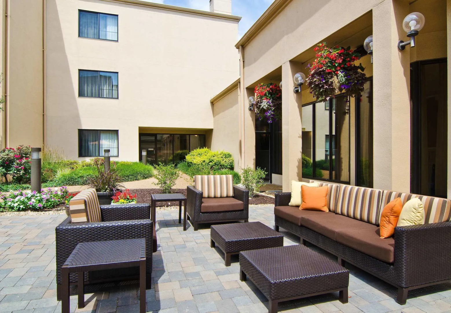 Courtyard by Marriott St Louis Westport Plaza