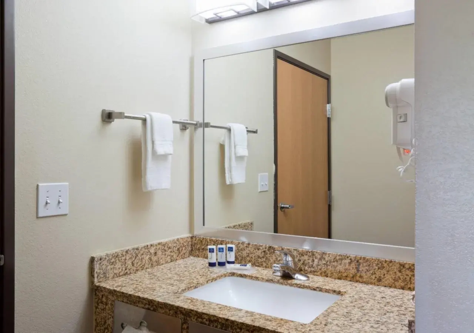 Shakopee AmericInn