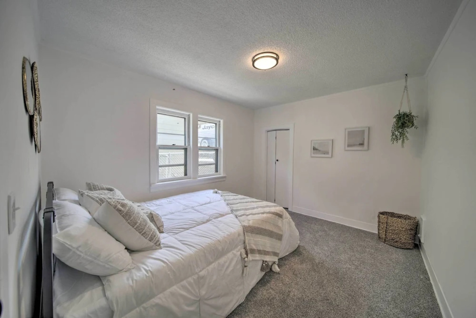 Bright & Airy Liberty Lake Abode w/ Backyard!