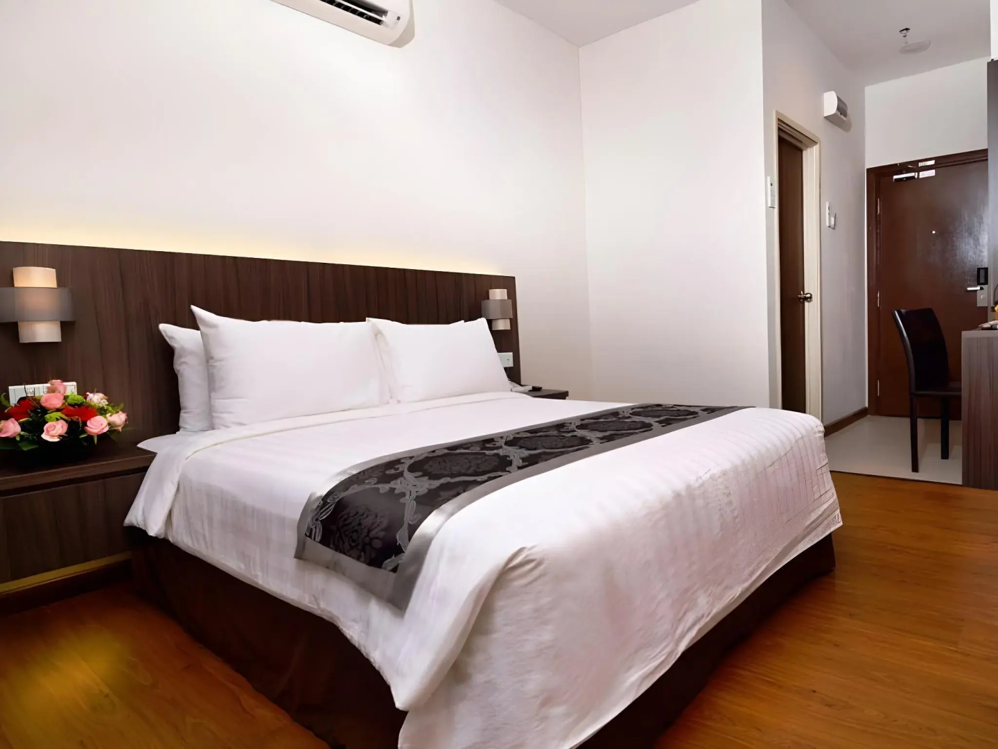 Holiday Villa Hotel & Suites