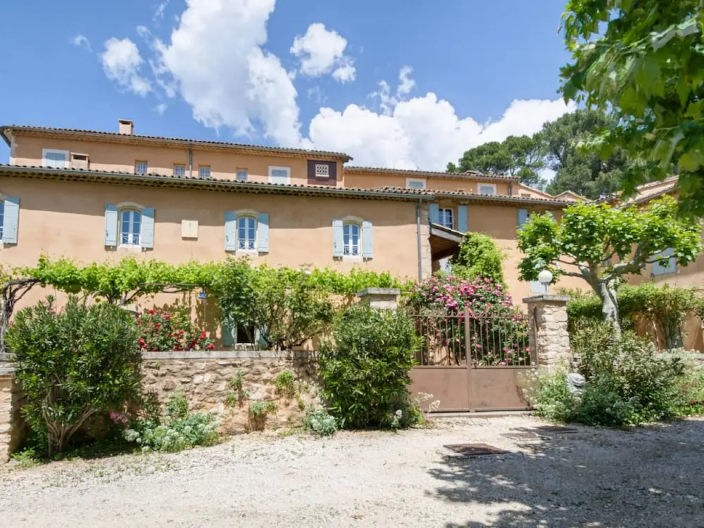 Quaint Holiday Home in Rustrel With Swimming Pool