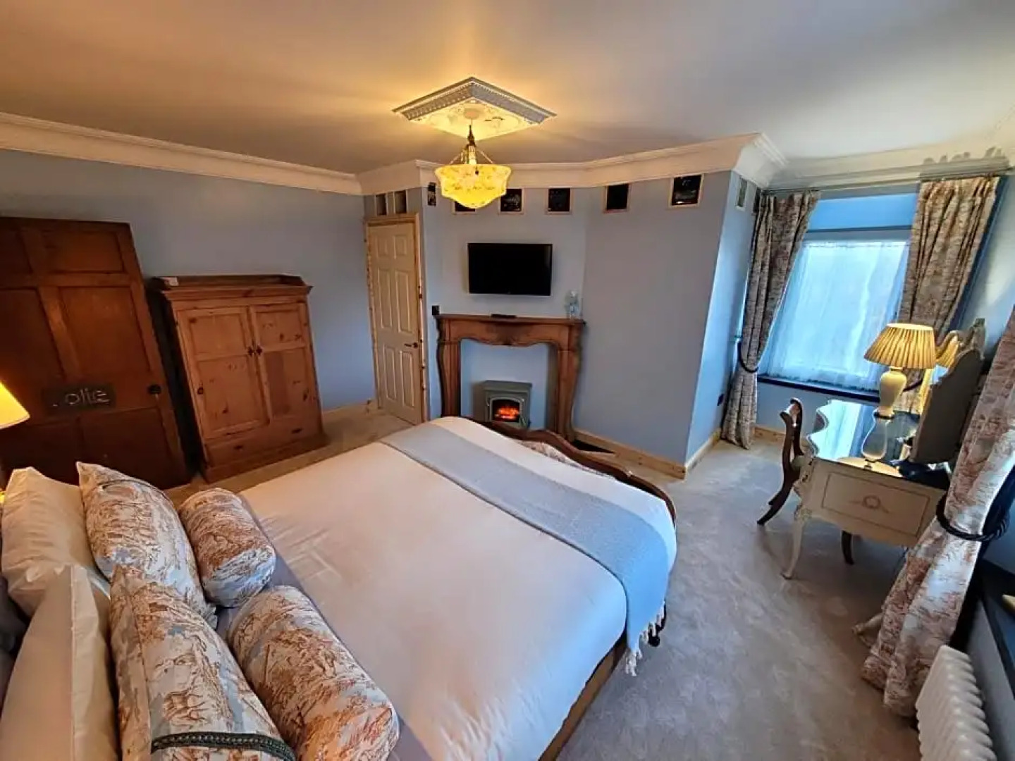 Hideaway Escapes, Farmhouse B&B, Ideal family stay or Romantic break, Friendly animals on our smallholding in a beautiful countr