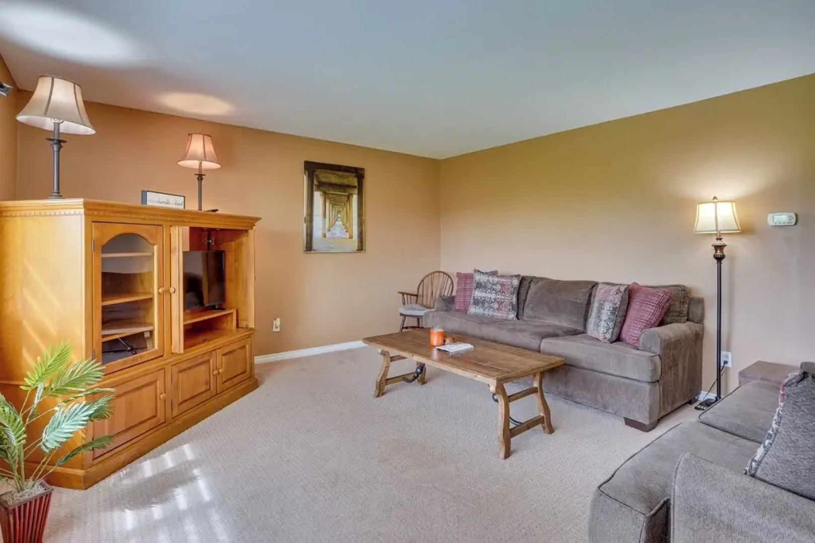 Santa Ana Home w/ Patio, 9 Mi to Disneyland!