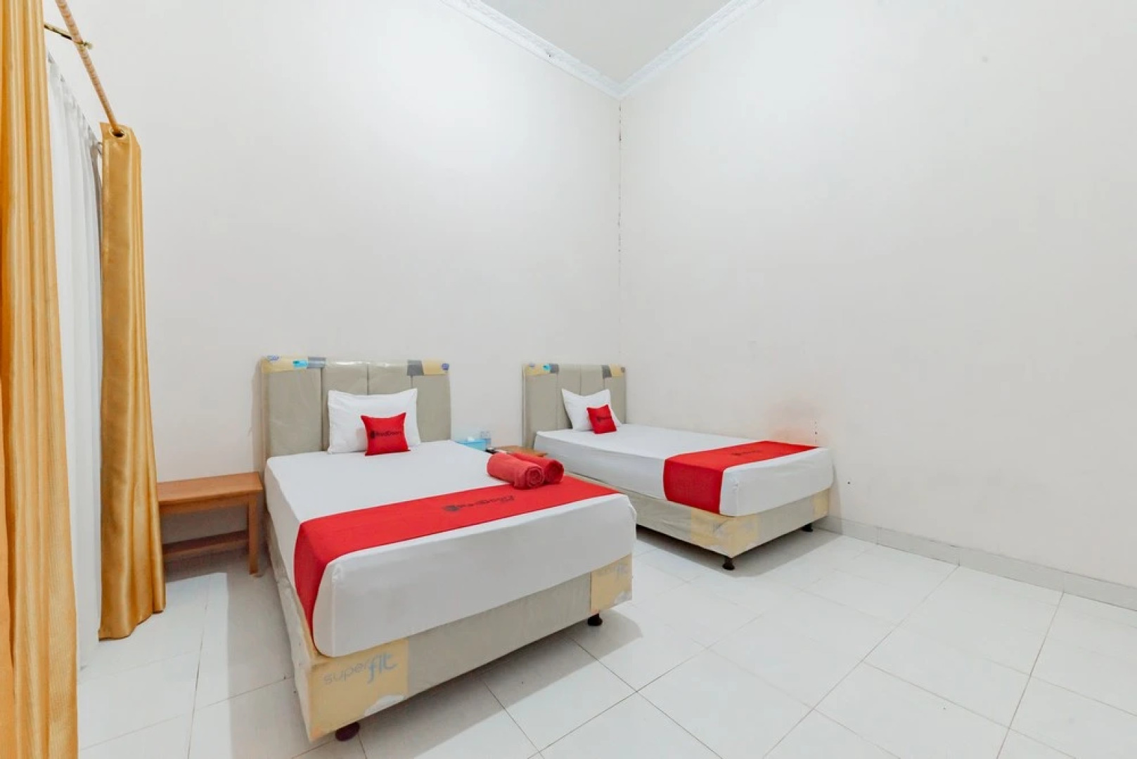 RedDoorz near GOR Parenggean