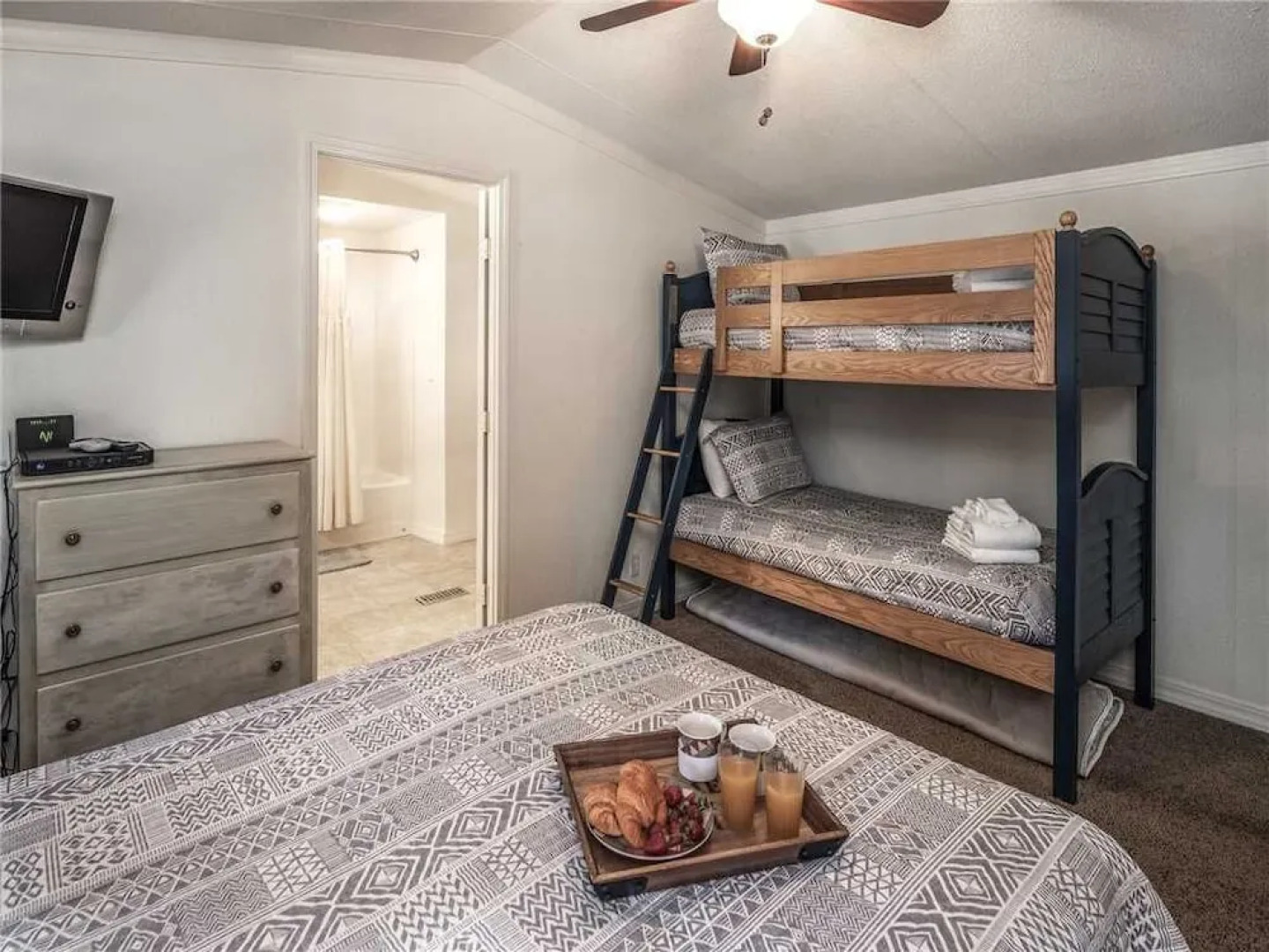 Eagle Creek Complex, Six Cabins, Indoor Heated Pool, Sleeps 28