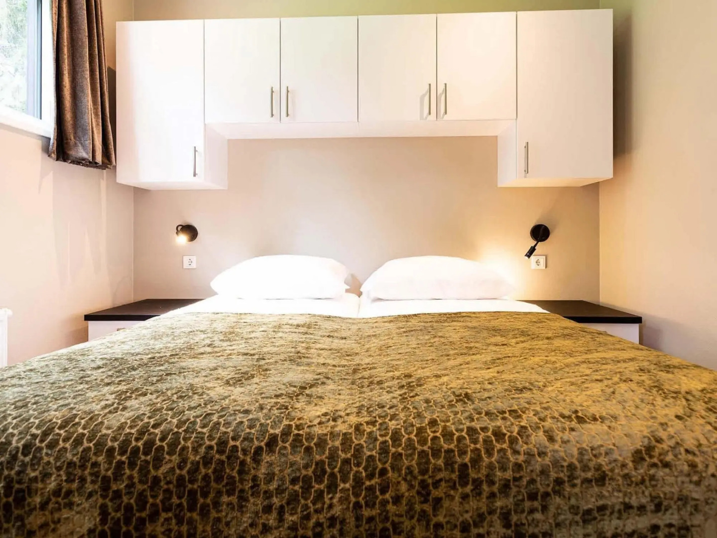 Nice chalet with outdoor sauna and spa, in a holiday park, near the Veluwe