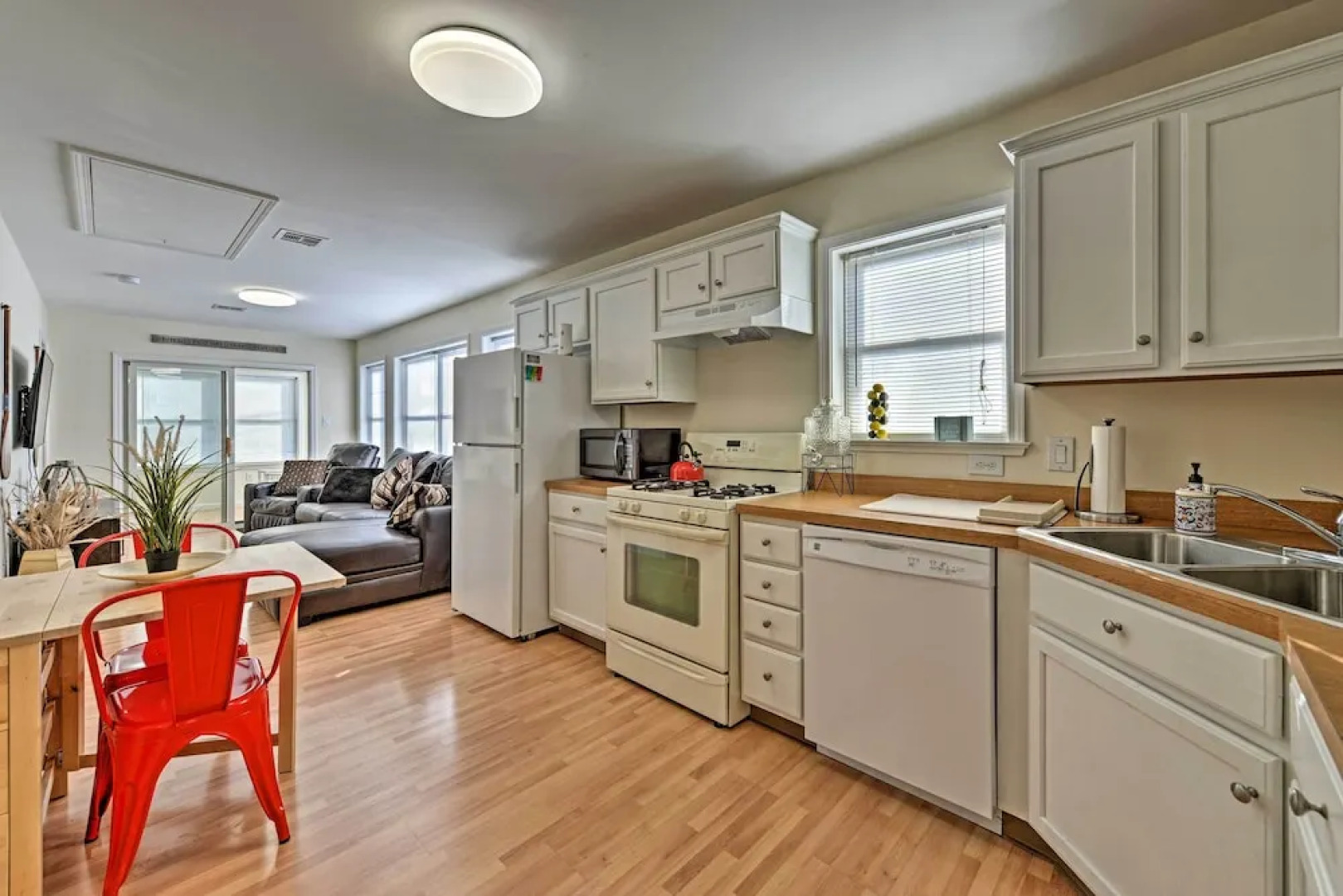 Charming Cottage - Steps to Point Pleasant Beach!