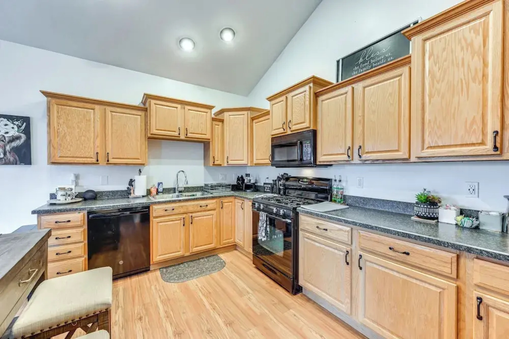 12 Mi to Flagstaff: Pet-friendly Home w/ Sunroom!