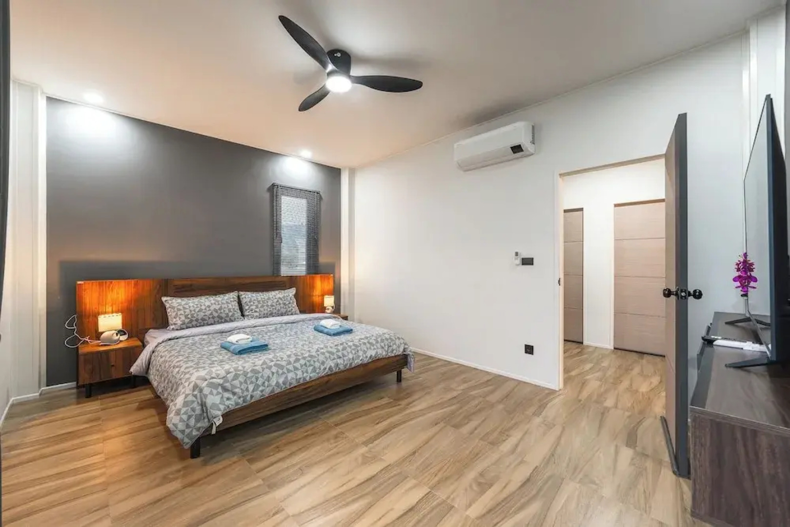 Pool Villa  Bathtub  Pool Table V215