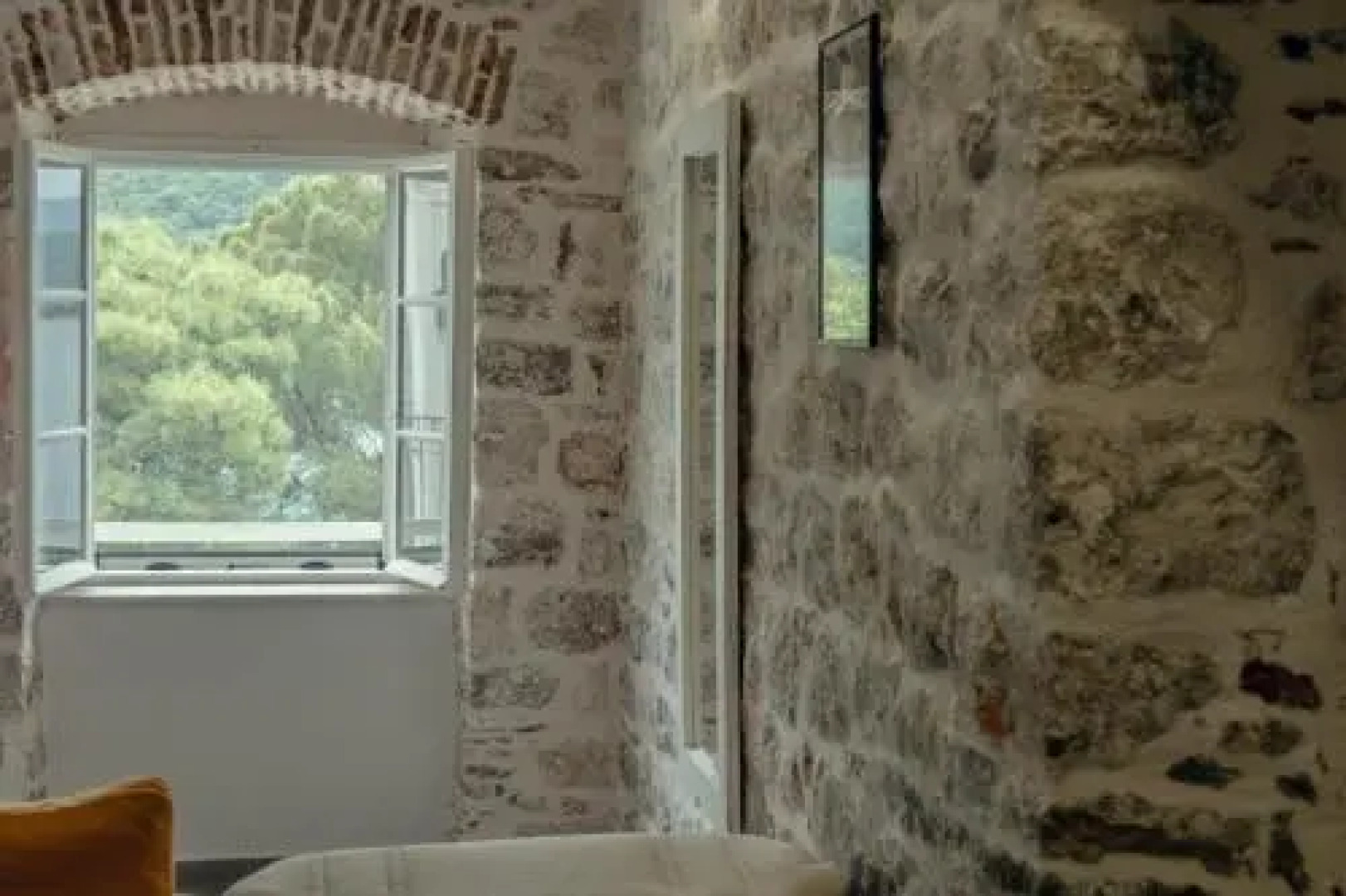 Sunny Port Apartment & Rooms