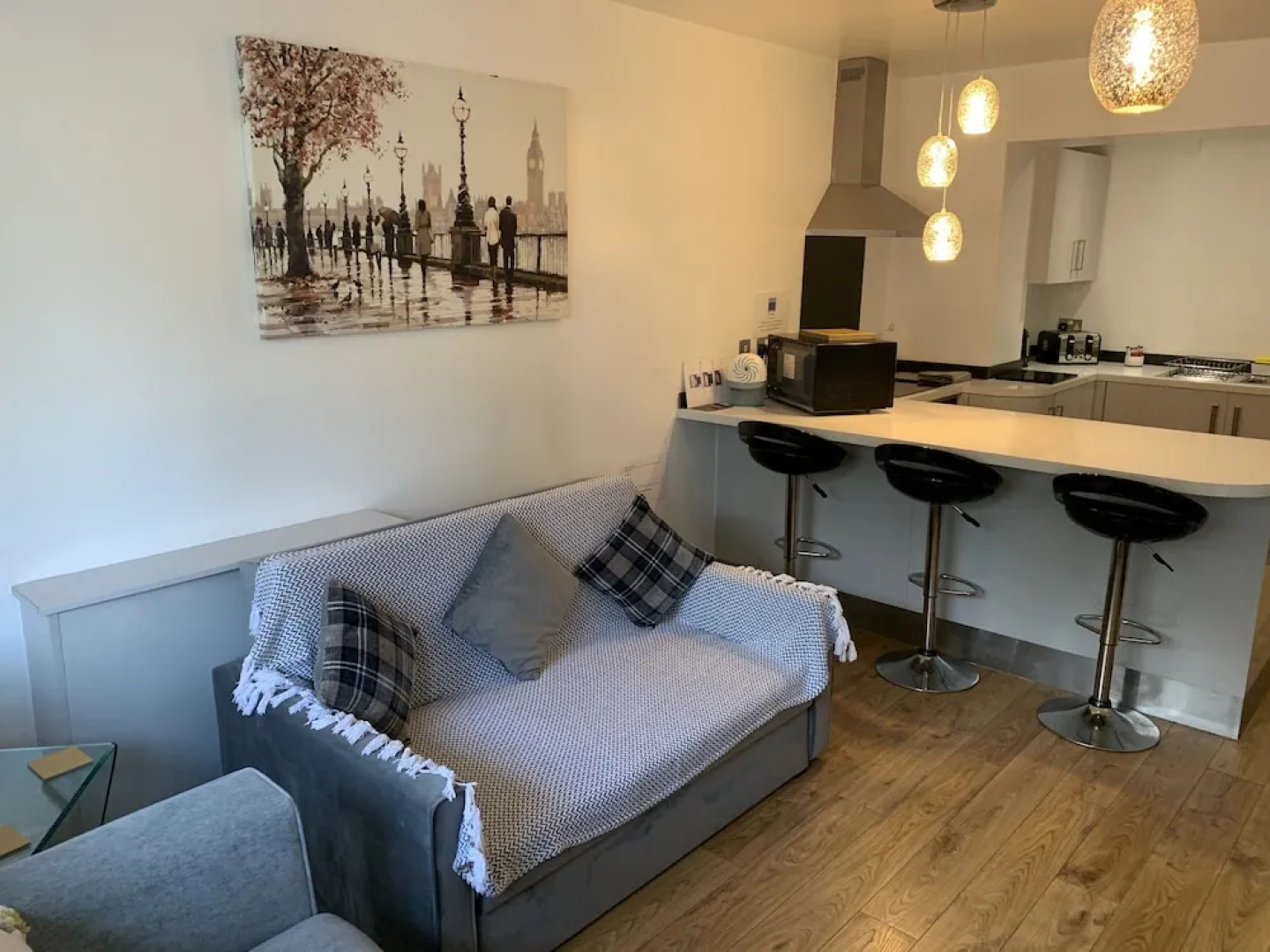 Stylish and Immaculate 2-bed Apartment in Leigh