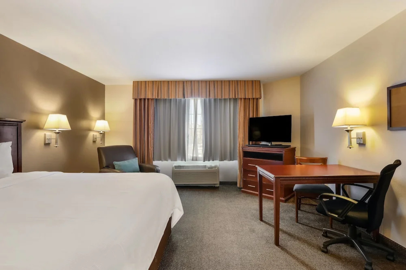 Hawthorn Suites by Wyndham Madison Fitchburg