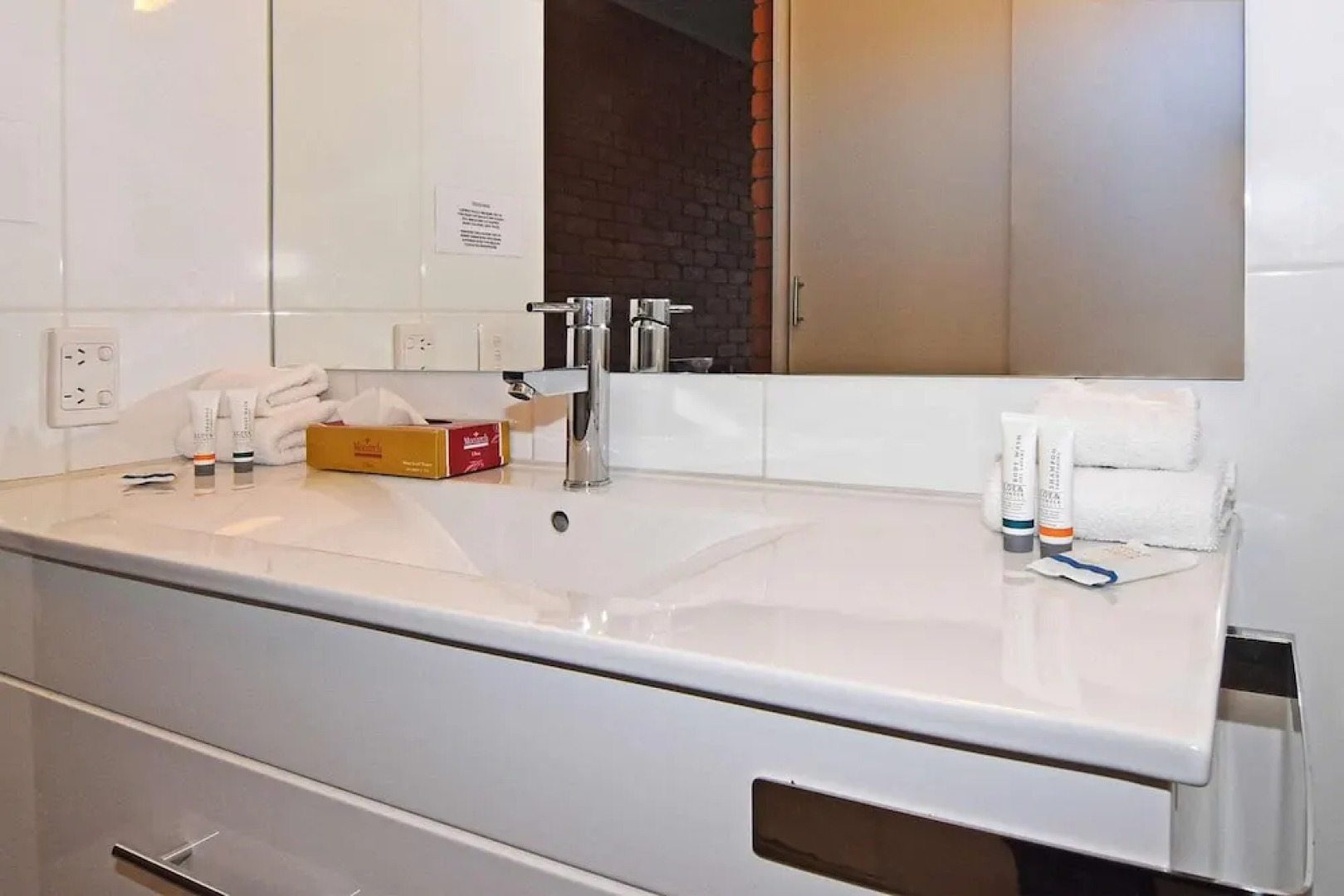 Comfort Inn Main Lead